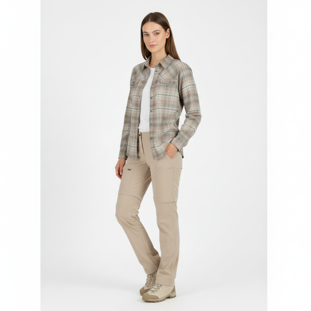 Donna con outfit outdoor - sfondo bianco puro