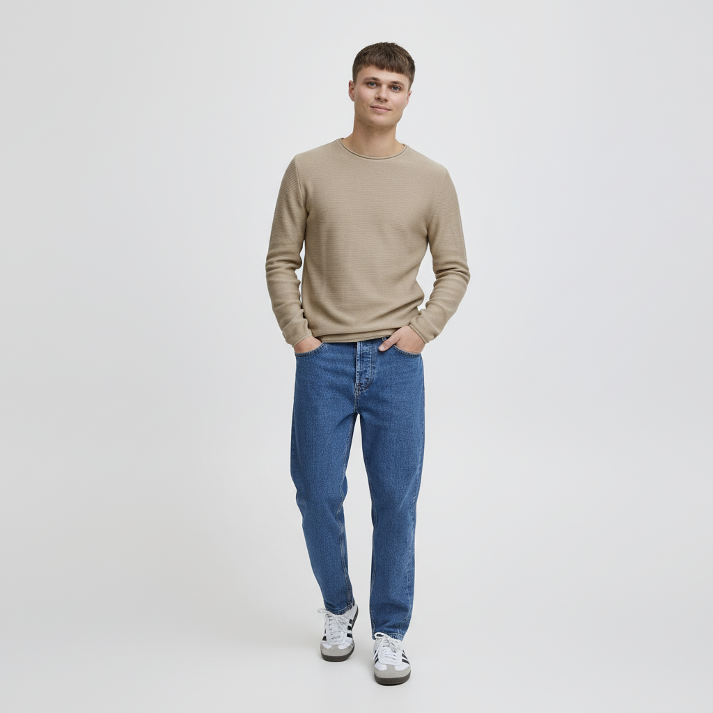 Uomo con maglione beige e jeans blu